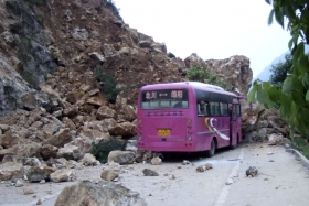 Autobus zastavila zřícená skála.