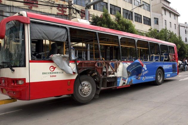 Výbuchem poškozený autobus. Útok v ranní špičce.