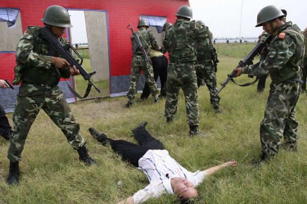 Výcvik paramilitantních čínských jednotek proti terorismu.
