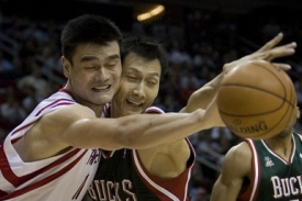 Houstonsk&yacute; Jao Ming (vlevo) a I Ťian-lian z Milwaukee