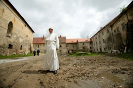 Jednání o majetkovém vyrovnání stojí. Kláštery chátrají.