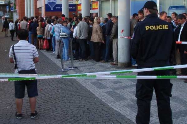 Policie dohlíží na pořádek ve frontě. Koupit si lepší místo nepůjde.