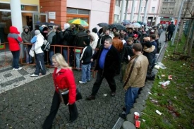 Fronty před budovou cizinecké policie v Praze na Žižkově.