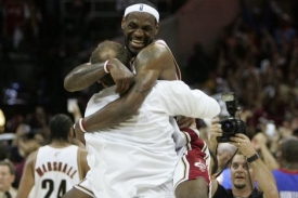 Clevelandský "Kavalír" LeBron James se raduje z výhry v náruči spoluhráče Zydrunase Ilgauskase.