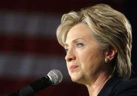 Tvář Clintonové po prohře v Iowě zračí zklamání i buldočí odhodlání.