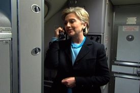 Pro úspěch v kampani dělá Clintonová vše -  i letušku.