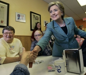 Vlastenectv&iacute; zdůrazňuje i Clintonov&aacute;, vlaječku v&scaron;ak nenos&iacute;.