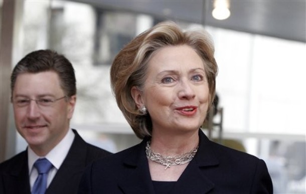 Hillary Clintonová na zasedání NATO.