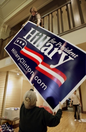 Konč&iacute;me. Vět&scaron;ina členů volebn&iacute;ho t&yacute;mu Clintonov&eacute; odch&aacute;z&iacute;.