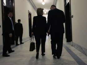 Odcházení - po americku. Clintonová na Kapitolu ve Wahingtonu.
