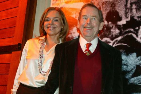Havel dostává antibiotika a někdy mu při dýchání pomáhá maska.