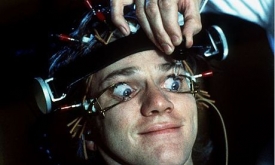 Mládenec z Illinois musel vypadat podobně jako Malcolm McDowell.