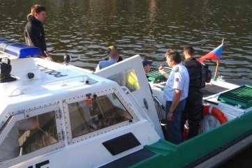 U břehu Vltavy hlídkoval policejní člun