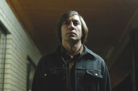 Šílenec Anton Chigurh v podání Javiera Bardema.