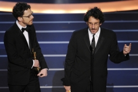 Režiséři Joel Coen (vpravo) a Ethan Coen při děkovné řeči.