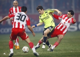 Joe Cole z Chelsea (ve žlut&eacute;m) se snaž&iacute; proniknout obranou Pireusu.