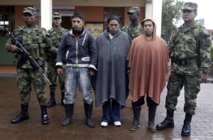 Kolumbij&scaron;t&iacute; voj&aacute;ci se zajat&yacute;mi povstalci z FARC.