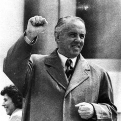 Úsměv klame. Enver Hodža patřil k nejtvrdším stalinským diktátorům.