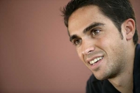 Alberto Contador bude za Astanu závodit i v příští sezoně. Alberto Contador bude za Astanu závodit i v příští sezoně.