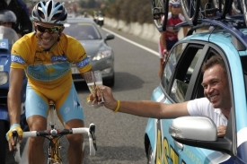 Alberto Contador (vlevo) a týmový šéf Astany Johan Bruyneel.