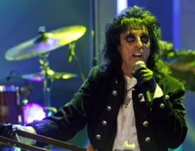 Alice Cooper své obecenstvo rád straší.