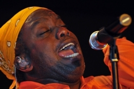 Zpěv&aacute;k skupiny Living Colour Corey Glover.