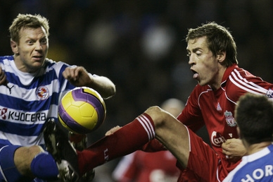Liverpoolský fotbalista Peter Crouch (vpravo).