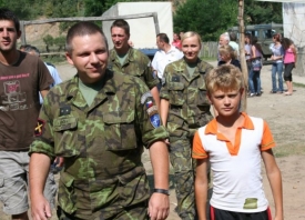 Děti jsou na t&aacute;boře hodně aktivn&iacute;, chv&aacute;l&iacute; si arm&aacute;da.