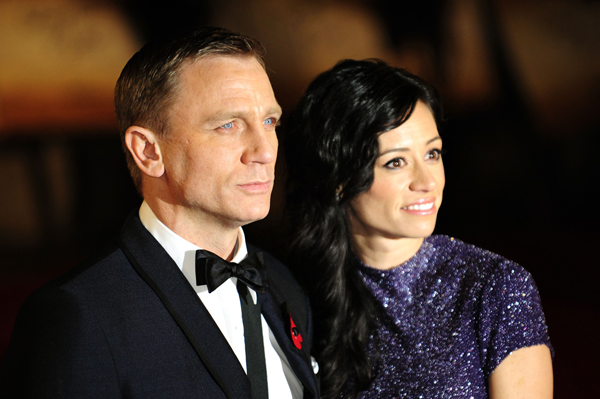 Představitel Jamese Bonda Daniel Craig s partnerkou na premiéře.