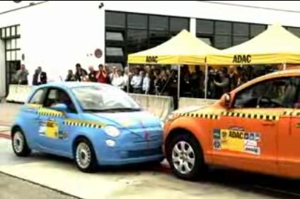 Crashtest Fiat 500 proti Audi Q7.