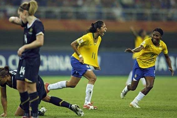 Cristiane (uprostřed) slaví vítězství nad Austrálií.