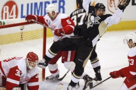 Sidney Crosby (druhý zprava) ukončil neprůstřelnost Chrise Osgooda. Sidney Crosby (druhý zprava) ukončil neprůstřelnost Chrise Osgooda.