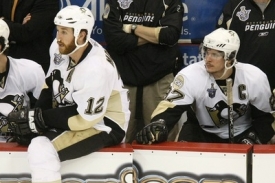 Kapitn&aacute; Penguins Sidney Crosby(vpravo) v prvn&iacute;m fin&aacute;le př&iacute;li&scaron; nez&aacute;řil.