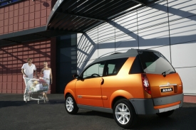 Oplastovaný model Crossline se snaží vypadat jako miniaturní SUV.