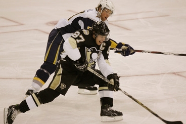 Sidney Crosby (v tmavém dresu)