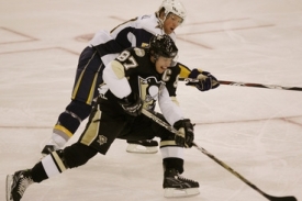 Sidney Crosby (v tmavém dresu)