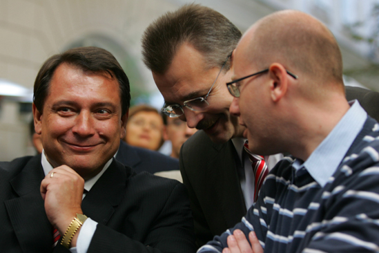 Předseda ČSSD a jeho straničtí kolegové se zatím usmívají.