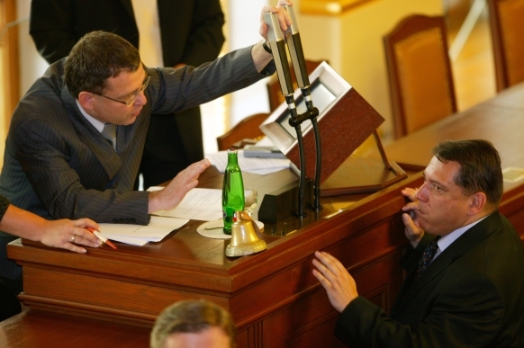 Lubomír Zaorálek a Jiří Paroubek ve sněmovně.