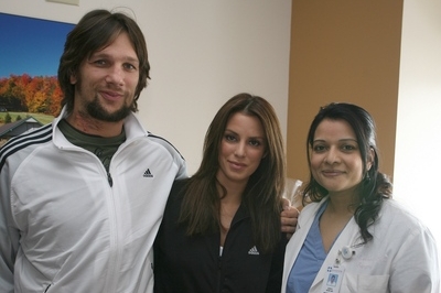 Richard Zedník, jeho žena Jessica a lékařka Sonya Noorová. Richard Zedník, jeho žena Jessica a lékařka Sonya Noorová.