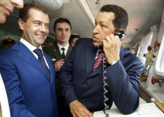 Medvěděv s Chávezem na ruské válečné lodi ve Venezuele.