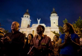 Účastníci výroční manifestace provolávají revoluční slogany.