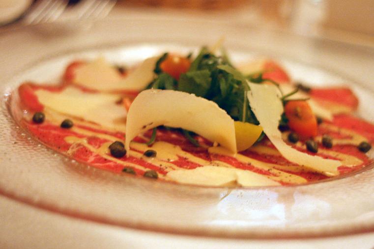 Hovězí carpaccio Cipriani (180,- Kč).