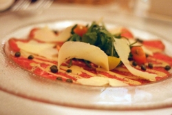 Hovězí carpaccio Cipriani (180,- Kč).