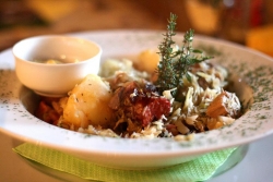 Choucroute garnie d'Alsace (380 Kč) je tradiční venkovská specialita.