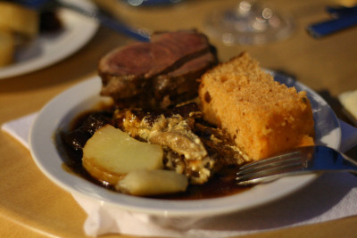 Chutný start. Kachní prsa marinovaná v medovině, smetanové hříbky, cibulová omáčka a Foie Gras brambůrky přichystala restaurace V Zátiší.  