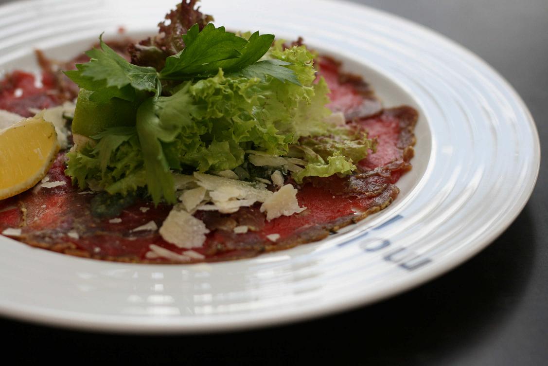 Hovězí carpaccio.