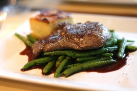 Hovězí steak entrecote s pepřovou omáčkou.