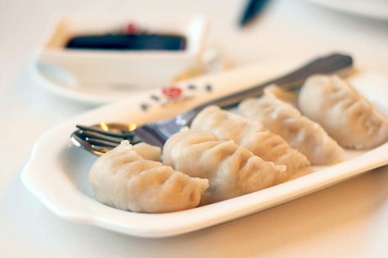 Vařené taštičky shui jiao s vepřovým masem (60,- Kč). Vařené taštičky shui jiao s vepřovým masem (60,- Kč).