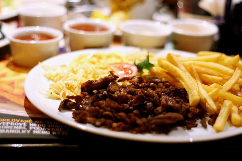 Orientálně kořeněná shoarma (137 Kč). Orientálně kořeněná shoarma (137 Kč).