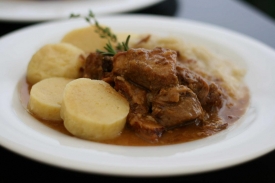Moravský vepřový vrabec se zelím a bramborovými knedlíky. Moravský vepřový vrabec se zelím a bramborovými knedlíky.